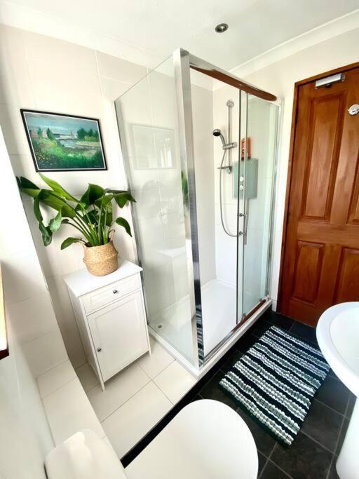 Apartment With Parking, Close To The Raigmore Hospital อินเวอร์เนส ภายนอก รูปภาพ